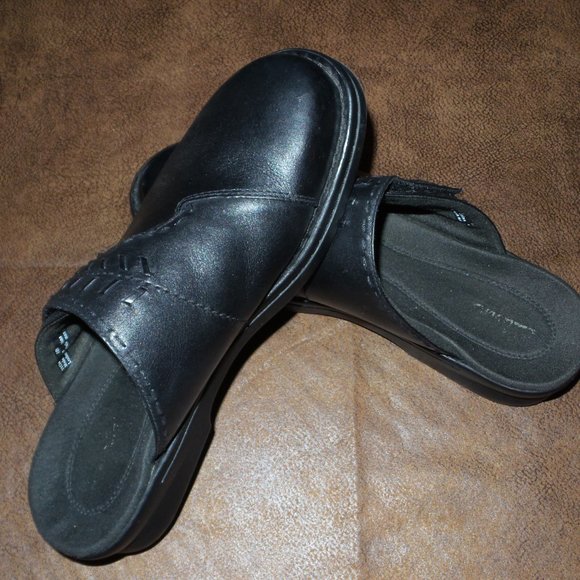*SOLD* Clarks Black Leather Mule Slide - Picture 4 of 6